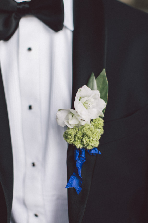 groom boutonniere with royal blue ribbon