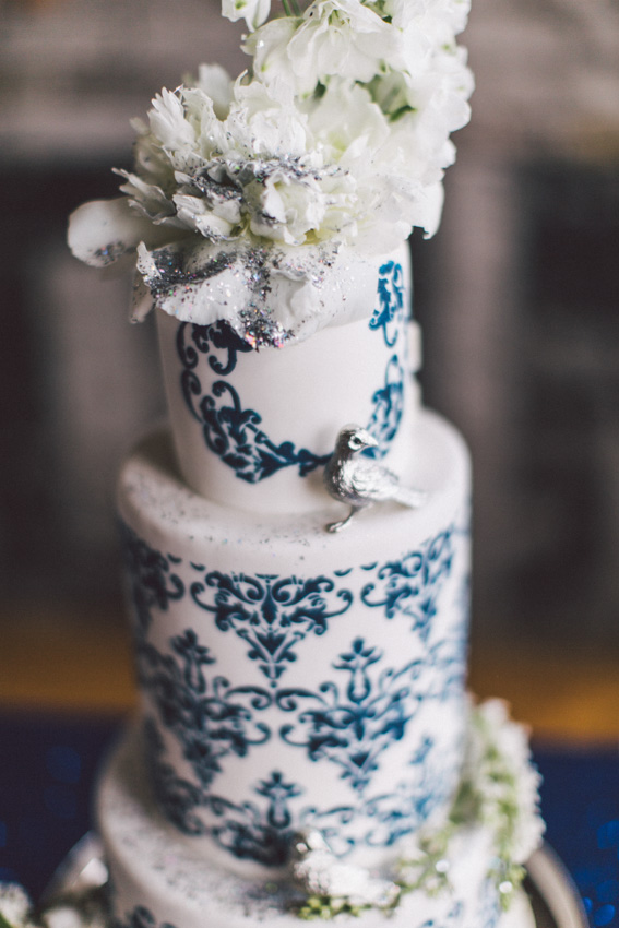 white flowers on wedding cake
