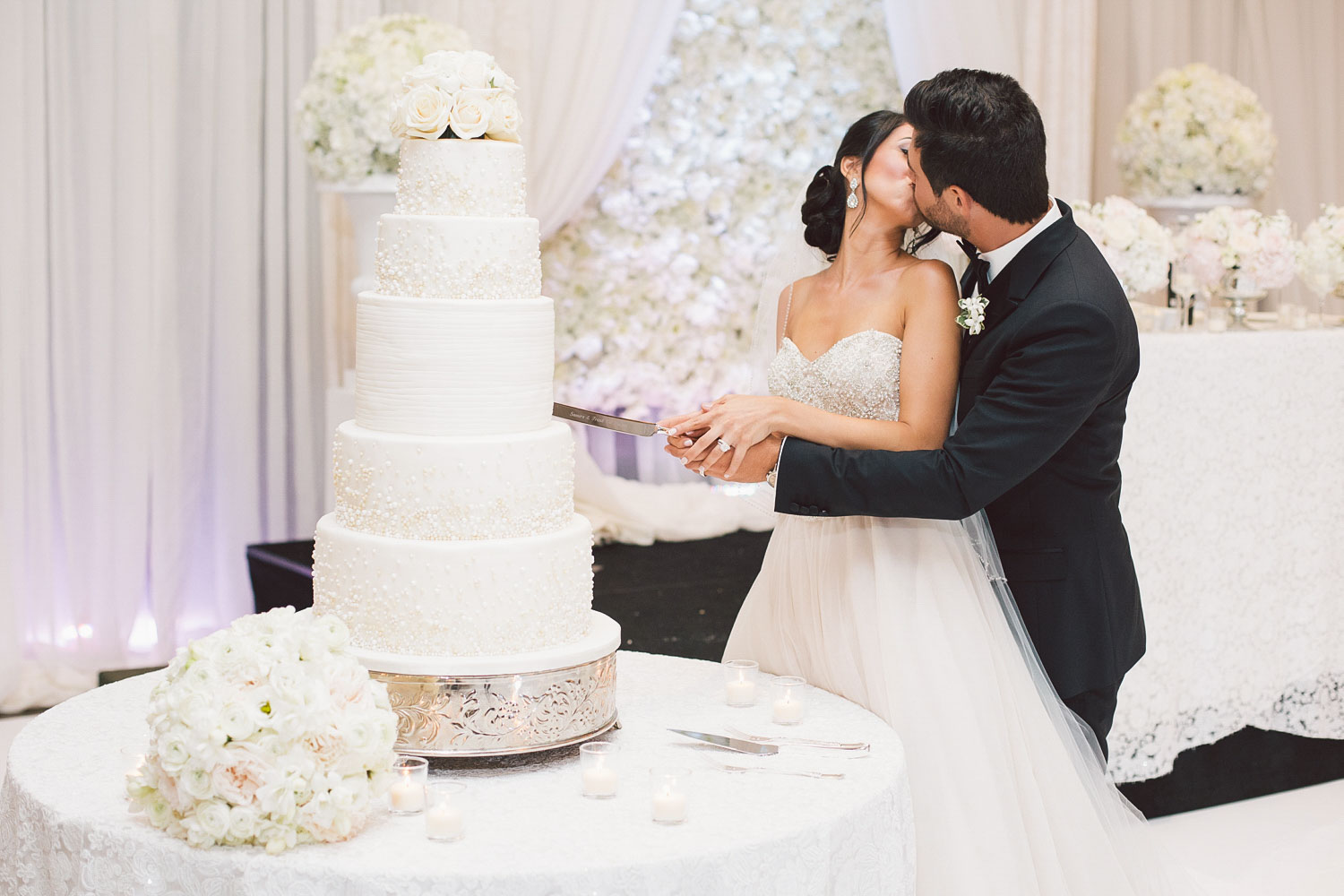 cutting wedding cake