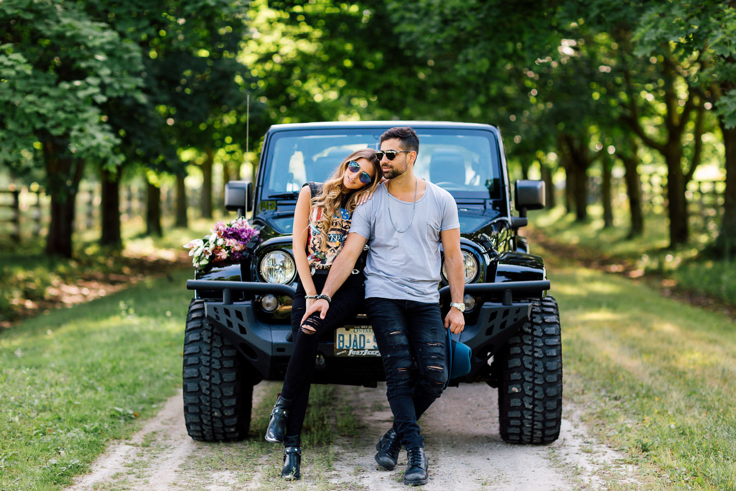 engagements photography with jeep