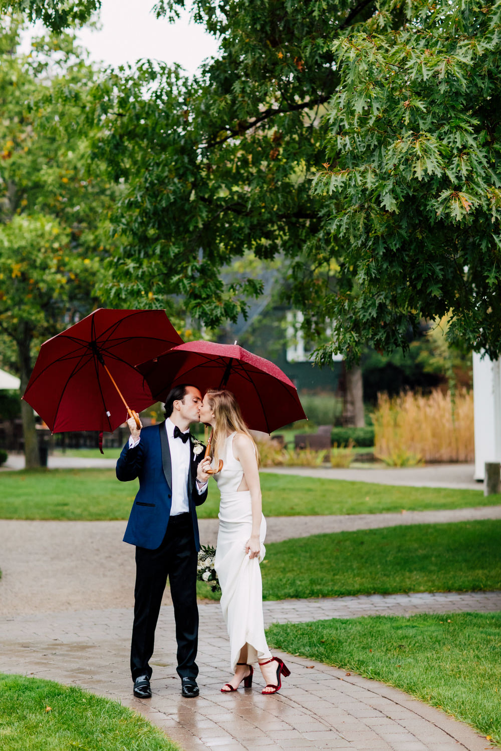 Tips For A Rainy Wedding Photos
